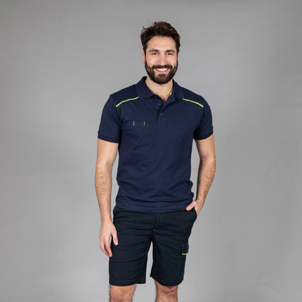 Zurigo Shorts ΠΑΝΤΕΛΟΝΙΑ / JRC - JAMES ROSS COLLECTION Ανδρική βερμούδα εργασίας Σχέδιο και Χαρακτηριστικά: Η ανδρική βερμούδα εργασίας Zurigo διαθέτει προπλυμένο ύφασμα, που προσφέρει άνεση και ανθεκτικότητα. Περιλαμβάνει 2 ιταλικές τσέπες και μια τσέπη στο πλάι με velcro, ενώ οι φωσφορίζουσες κίτρινες λεπτομέρειες προσθέτουν μια σύγχρονη πινελιά. Επιπλέον, διαθέτει διπλή τσέπη για χάρακα και θήκη εργαλείων με κίτρινη λεπτομέρεια και ελαστική μέση με μεγάλα θηλύκια για τη ζώνη. Εφαρμογή ως Επαγγελματική Ένδυση: Ιδανική για εργαζόμενους σε κατασκευές, συνεργεία και άλλες βιομηχανίες όπου η λειτουργικότητα και η άνεση είναι αναγκαίες, αυτή η βερμούδα συνδυάζεται τέλεια με μπλούζες ή πουκάμισα, δημιουργώντας μια επαγγελματική και κομψή εμφάνιση. Υλικό και Άνεση: Κατασκευασμένη από 260g/m² υλικό, που αποτελείται από 98% βαμβάκι και 2% ελαστάν, προσφέρει ιδανική άνεση στη διάρκεια της ημέρας, ενώ είναι προπλυμένη για επιπλέον μαλακότητα. Δυνατότητα Προσαρμογής: Οι βερμούδες Zurigo μπορούν να προσαρμοστούν άψογα με εκτυπώσεις λογοτύπων ή μηνυμάτων του πελάτη, προσφέροντας μια προσωπική πινελιά στη επαγγελματική ένδυση. Διαθέσιμη σε ποικιλία χρωμάτων, σας προσκαλούμε να επικοινωνήσετε μαζί μας για να βρούμε αυτό που θέλετε.